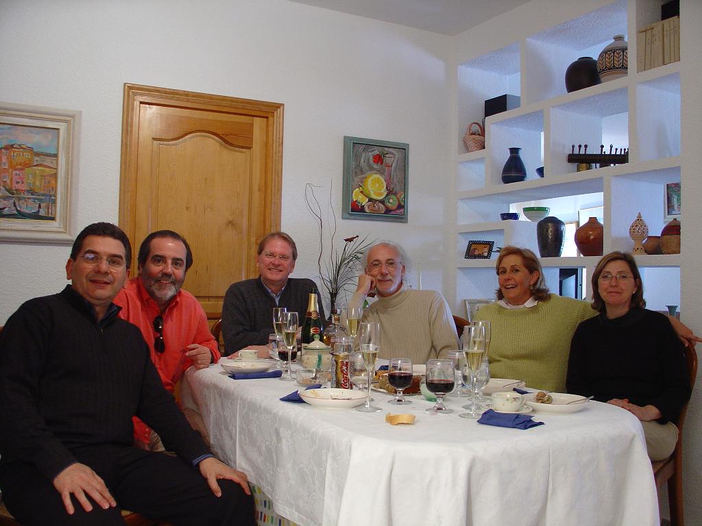2004. Altea. Con Joan Maria Gual, Ximo Romá, su mujer, Juan Calzada, Pilar Zornoza
